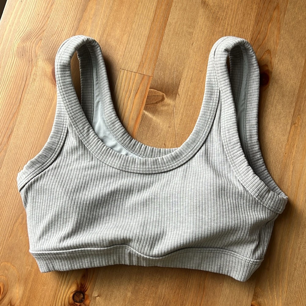 Alo Yoga Wellness Bra Heather Gray Size SMALL– Ribbed Fabric, Removable Pads